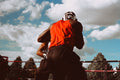 Boxeur de dos en débardeur rouge et casque de protection sur un ring en plein air