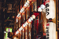 Lanternes et enseignes peintes serrées sur la façade d'une rue commerçante japonaise